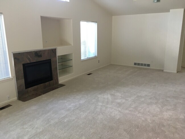 Foto del edificio - Modern Waneka Lake 4 Bedroom, 3 Bath Prett...