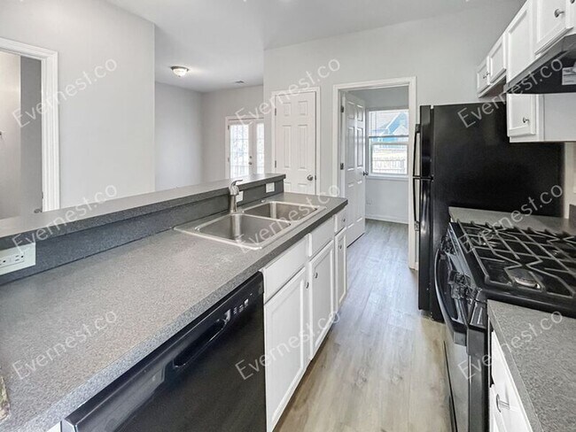 Foto del edificio - 687 S Evelyn Pl NW