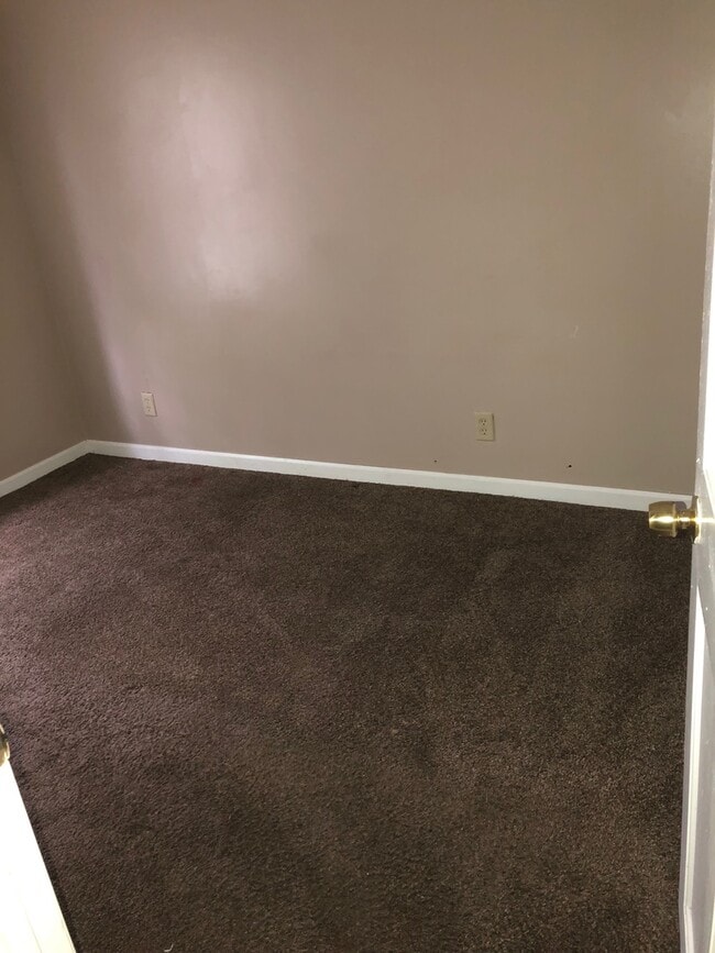 Building Photo - Spacious 3 Bedroom Home
