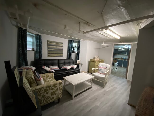 Building Photo - 1620 W Thome Ave