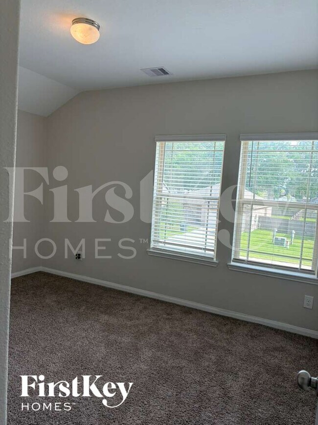 Building Photo - 15141 Meadow Glen S
