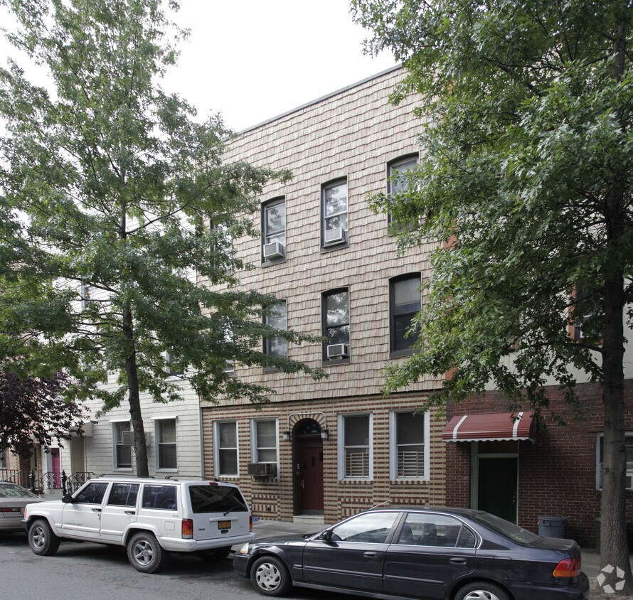 471 Humboldt St, Brooklyn, NY 11211 471 Humboldt St Brooklyn, NY