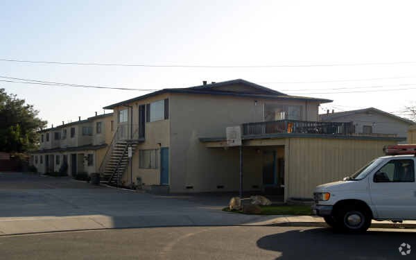 Foto del edificio - 37122 Elm St