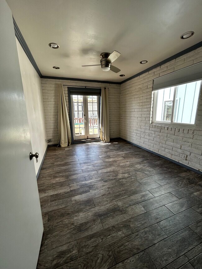 Building Photo - 1033 Grand Ave