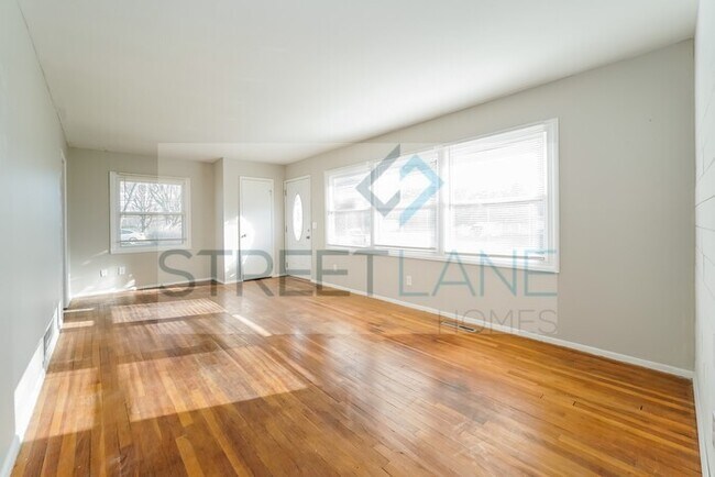 Building Photo - REDUCED!