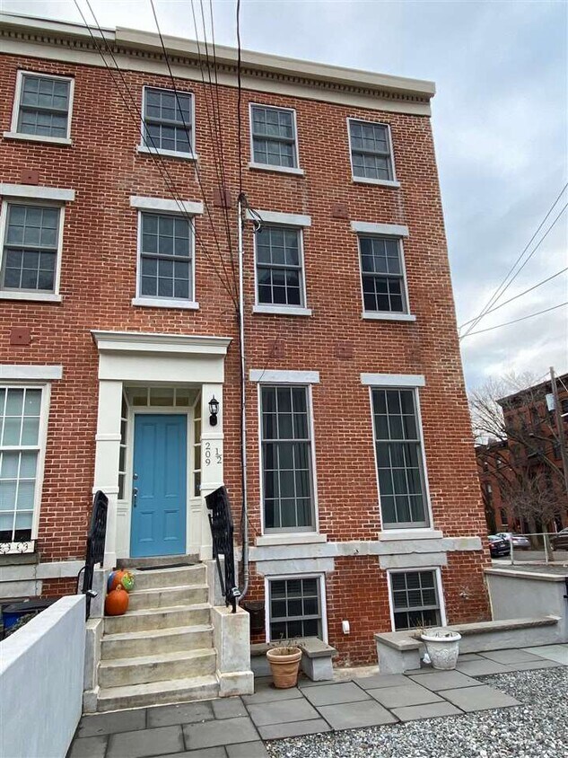 Primary Photo - 209.5 Warren St