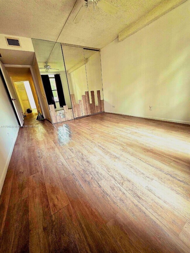 Building Photo - 3730 Inverrary Dr