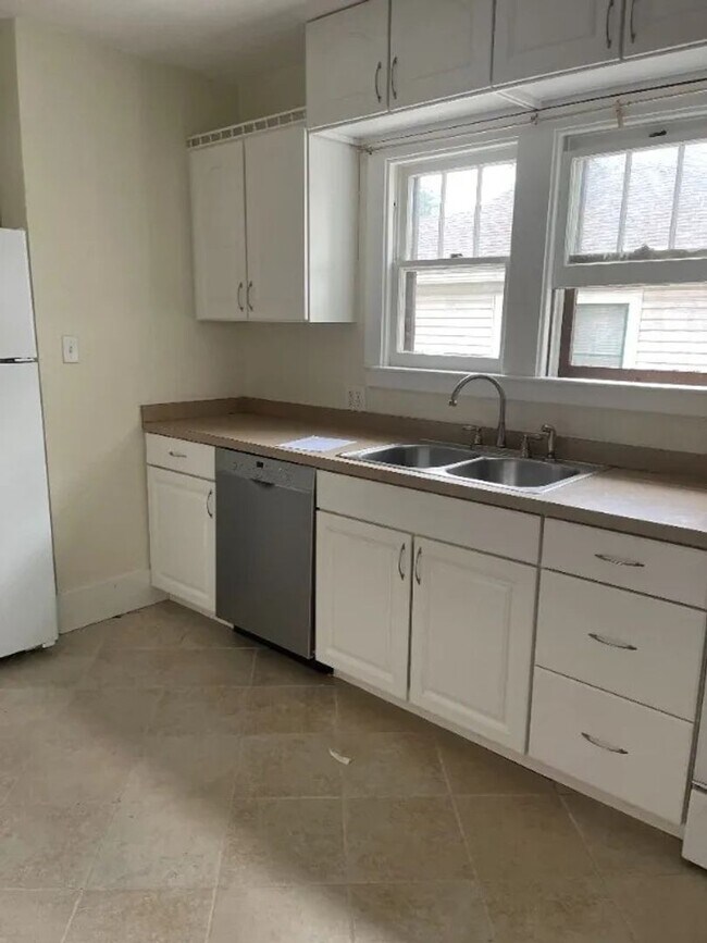 Building Photo - 610 S Loomis Ave