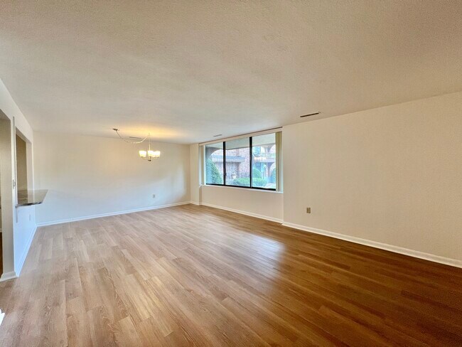 Foto del edificio - 1004 Paradise Rd