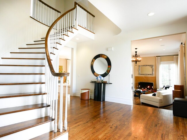 Building Photo - 10 High Meadow Ct
