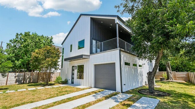 Building Photo - 102 W Fawnridge Dr