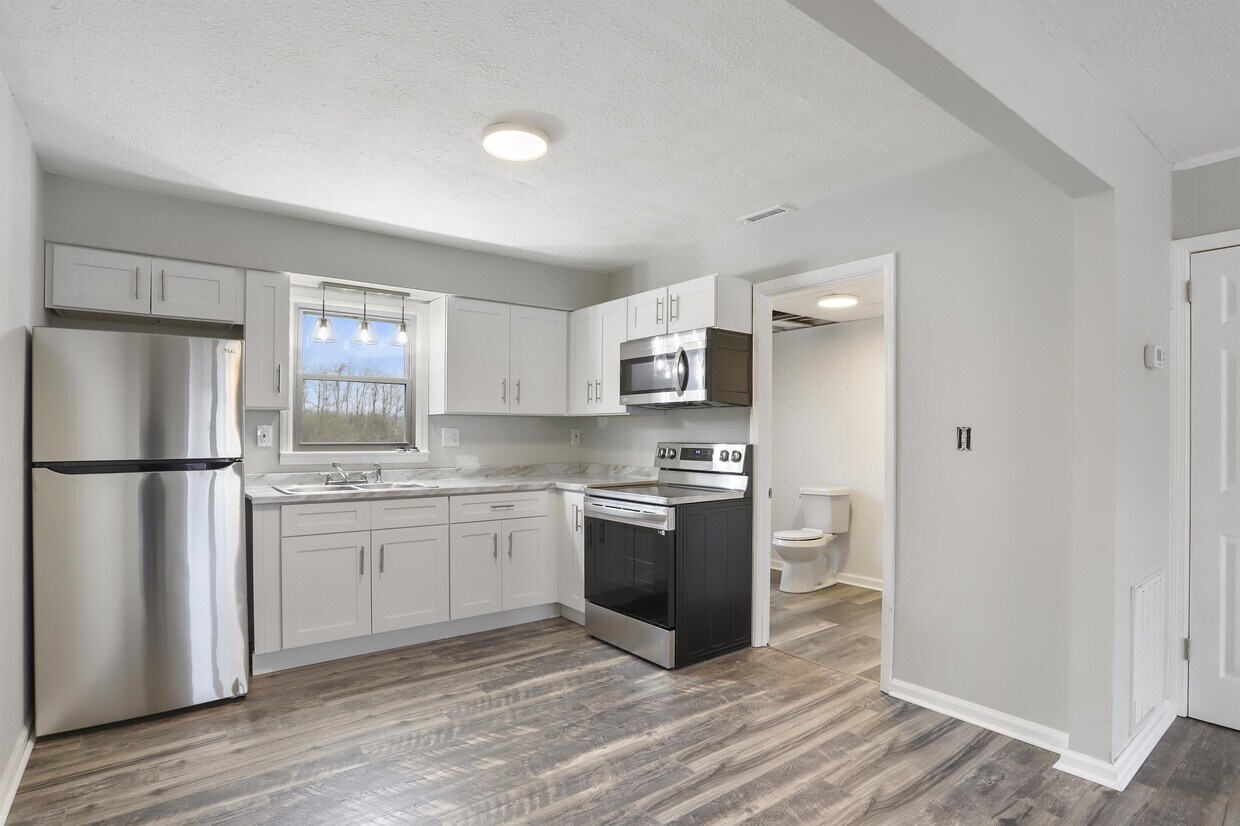 2000 Old Tullahoma Rd Unit 13, Winchester, TN 37398 Room for Rent in