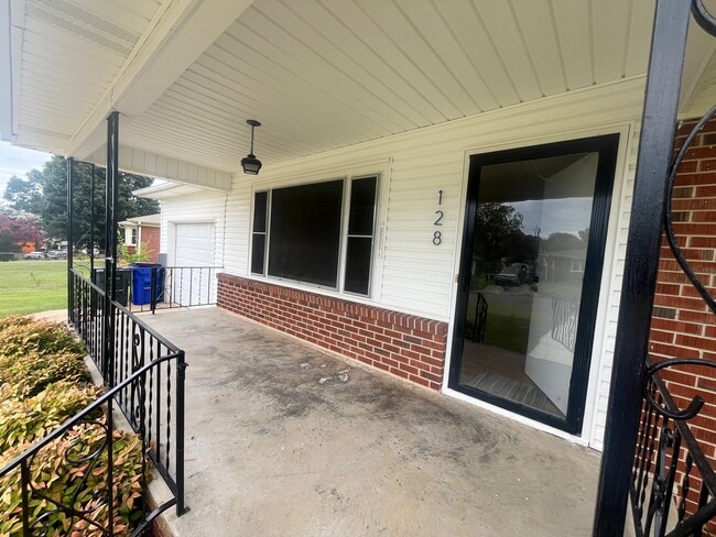 Building Photo - 128 N Leland Dr