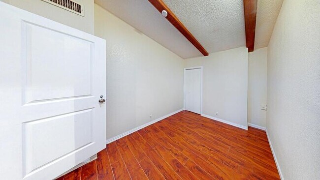 Foto del edificio - 3111 Fallen Leaf Ln