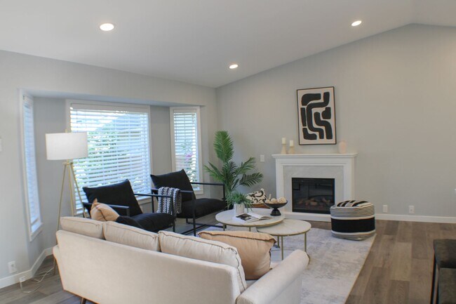 Building Photo - Amazing Everett/Mukilteo Tri-Level Home