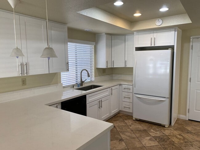 Building Photo - 3 Bed 2.5 House w/ 2 Car Garage in Prime Eastlake Location