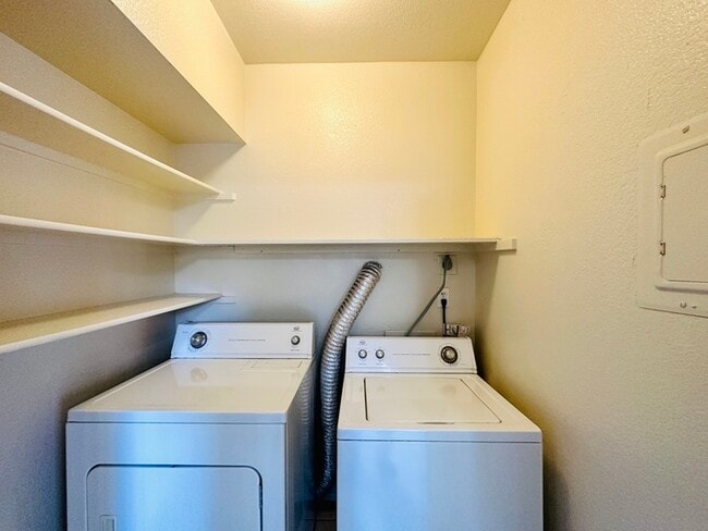 Foto del edificio - 3231 E Presidio Rd