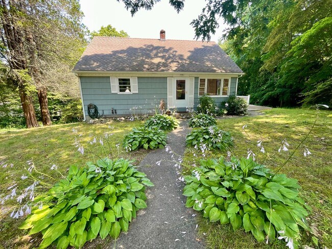 Building Photo - 2-Bedroom Cape in Mystic!