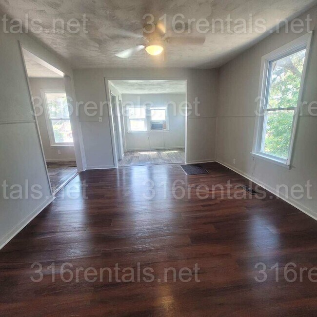 Building Photo - $950 - 2 bed 1 bath - Single Family Home