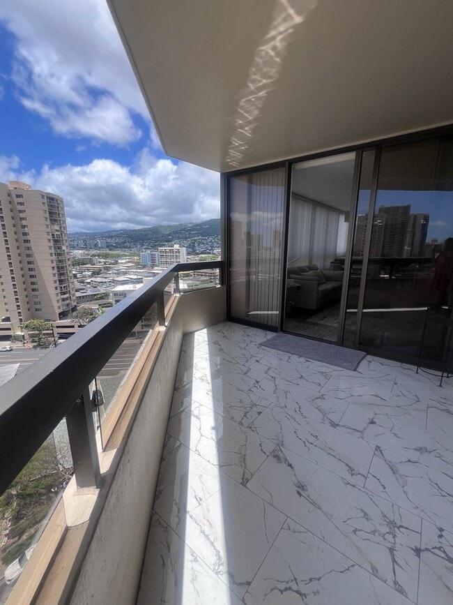 Building Photo - 2 Bedroom, 2 Bath, 2 Parking, AC at Iolani Court Plaza