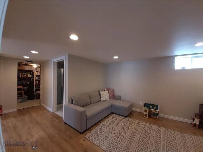 espacio de sala de estar en el sótano - 506 S 8th St