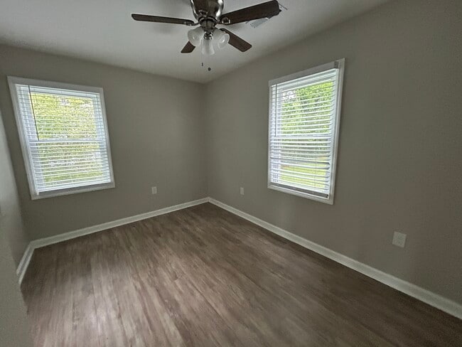 Building Photo - 907 Fairway Dr NW