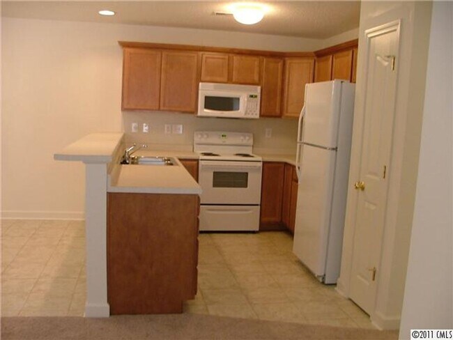Building Photo - 183 Clusters Cir