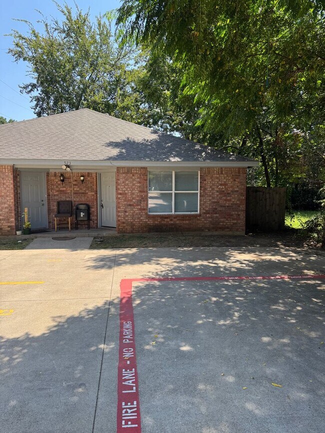 Foto del edificio - 523 Oakwood Ln