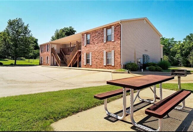 Foto del edificio - $300 OFF OF YOUR FIRST MONTHS RENT!!! 2 Bedroom Apartment for Lease - 1 Mile from University of A...