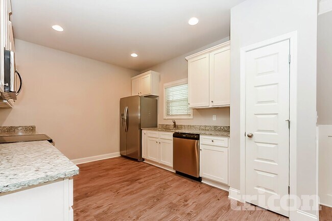 Building Photo - 817 Crescent Way