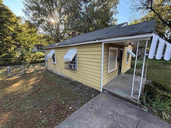 Building Photo - 1540 Gabay St