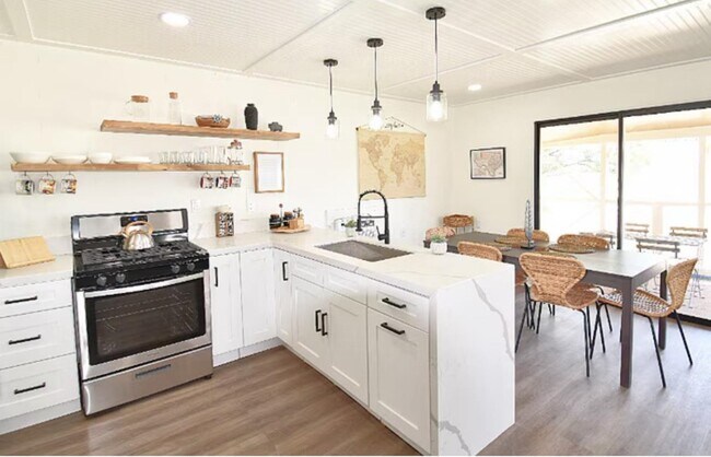 Foto del edificio - 108 Rough Canyon Rd