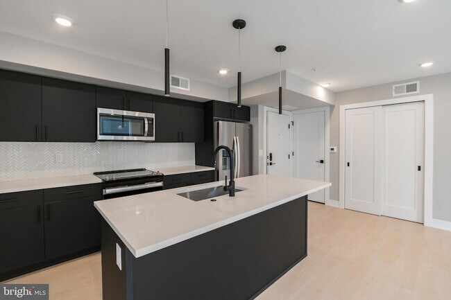 Foto del edificio - 6604 Ridge Ave