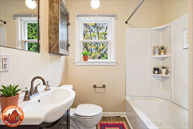 Foto del edificio - Sunny 2-Bedroom Home with Fenced-In Yard a...