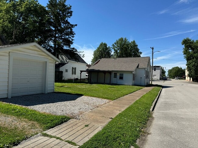 Building Photo - 2 Bed 1 Bath with Garage
