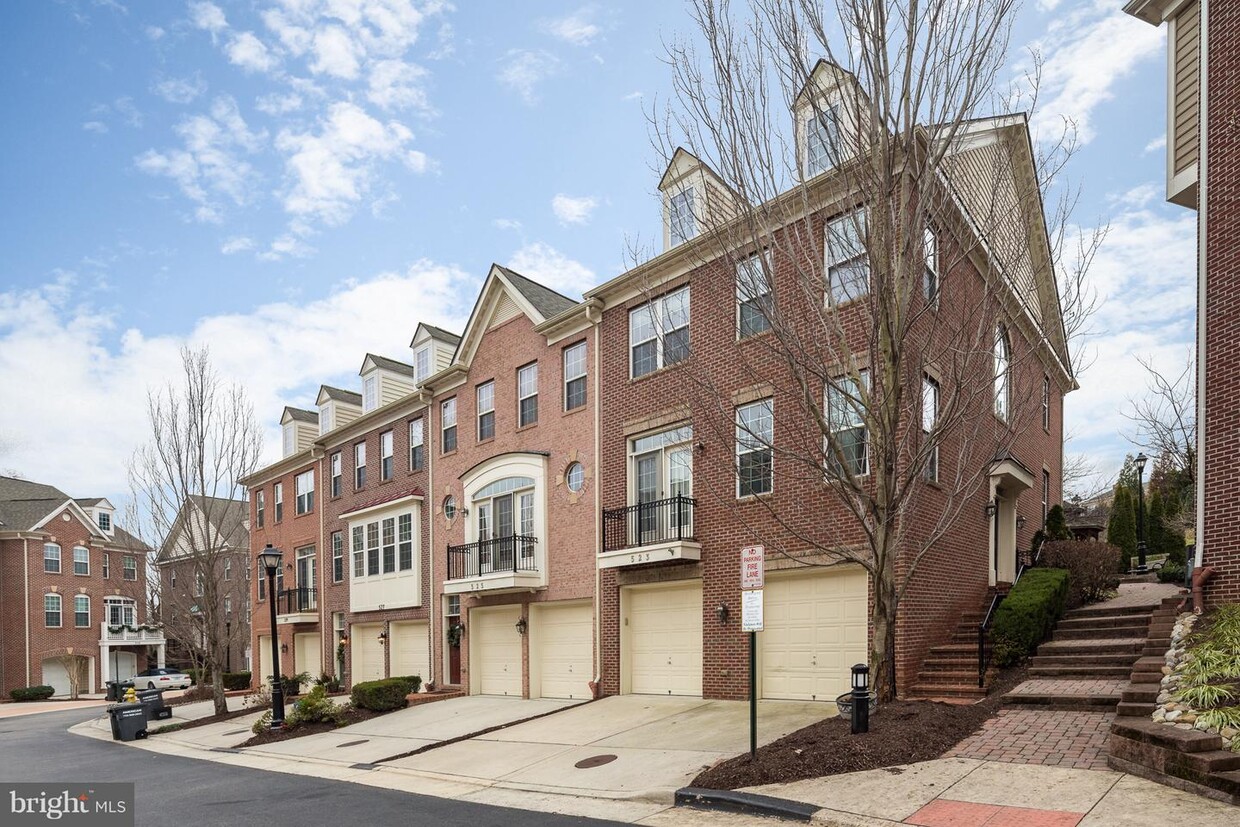 523 Triadelphia Way, Alexandria, VA 22312 Condo for Rent in Alexandria, VA