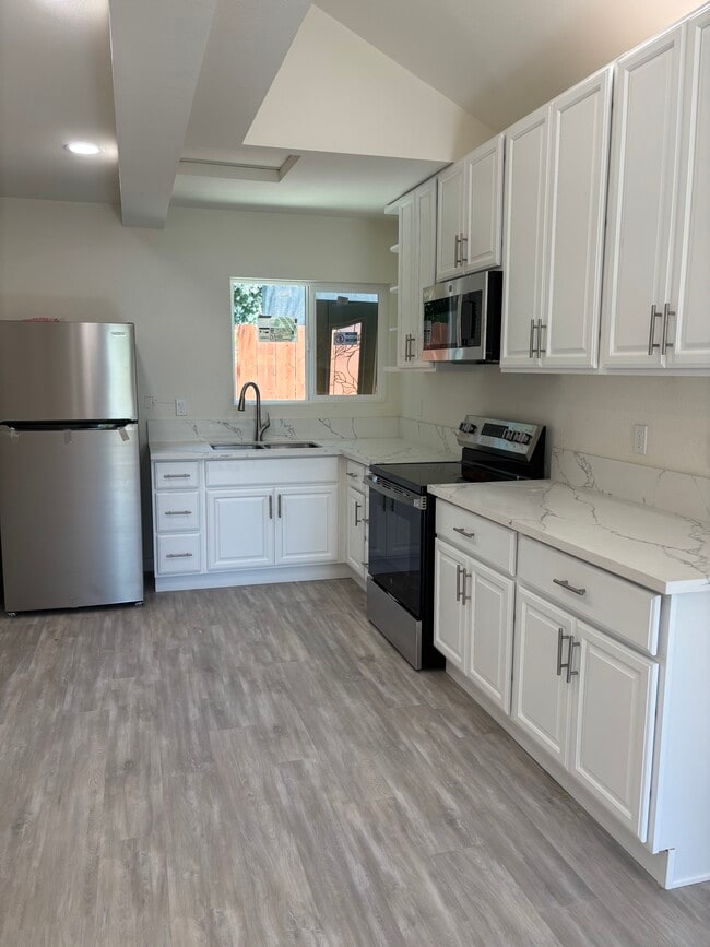 Building Photo - 2049 Via Alexandra