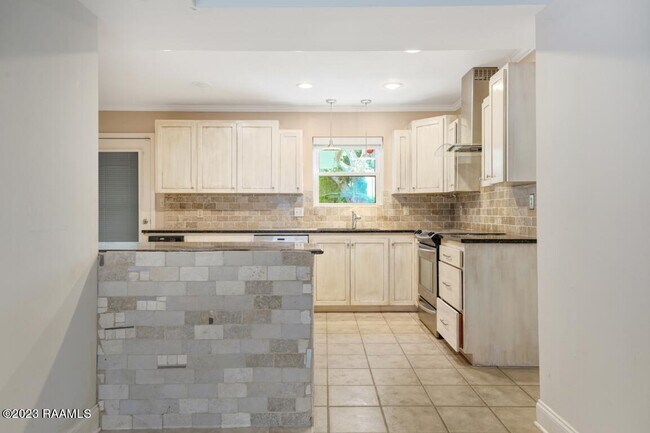 Building Photo - 907 Omega Dr