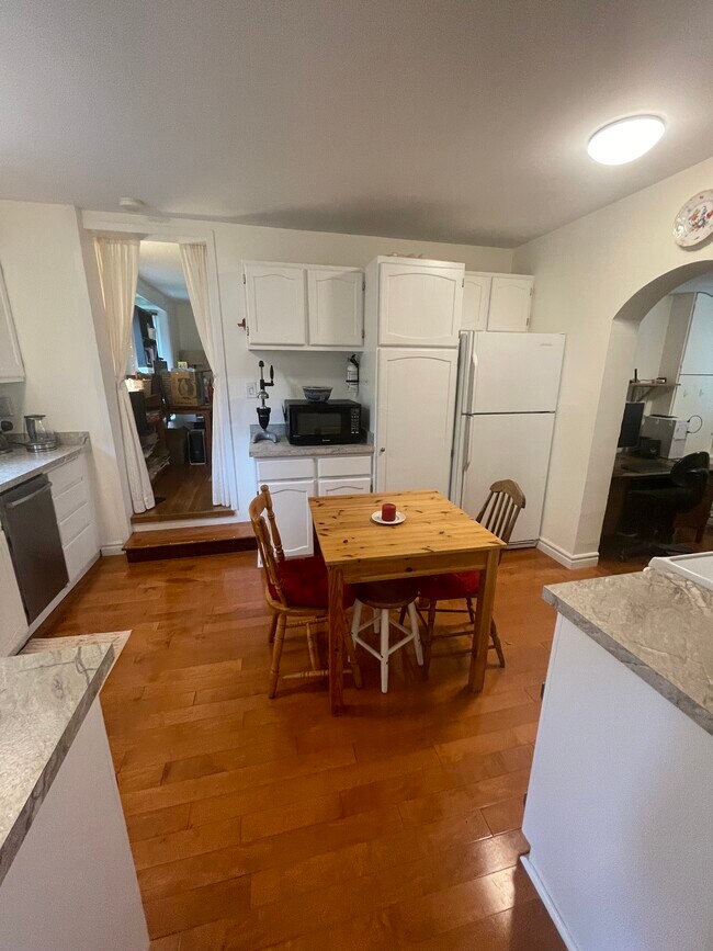 Photo du bâtiment - 2 Bedroom Single Family Home in Dundas