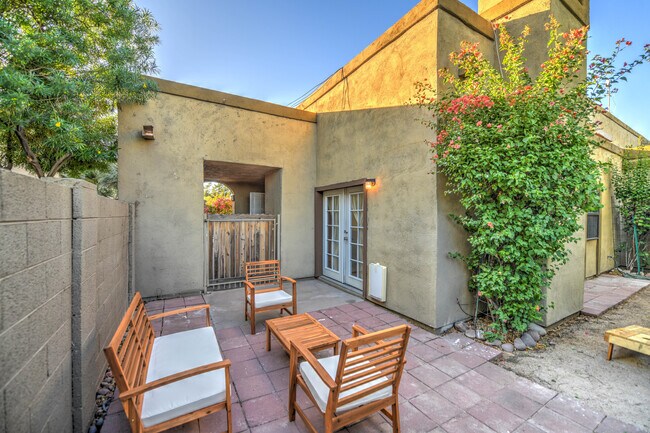 Building Photo - 1412 W La Jolla Dr