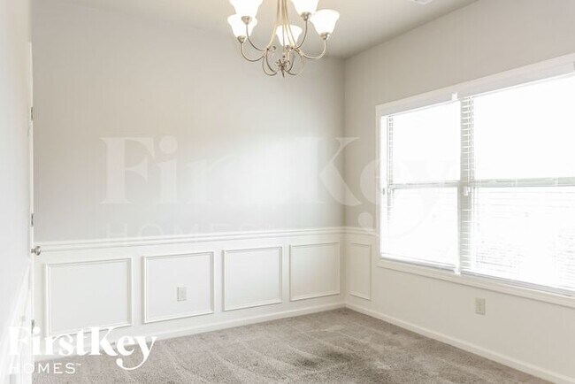 Building Photo - 801 Walnut Woods Dr