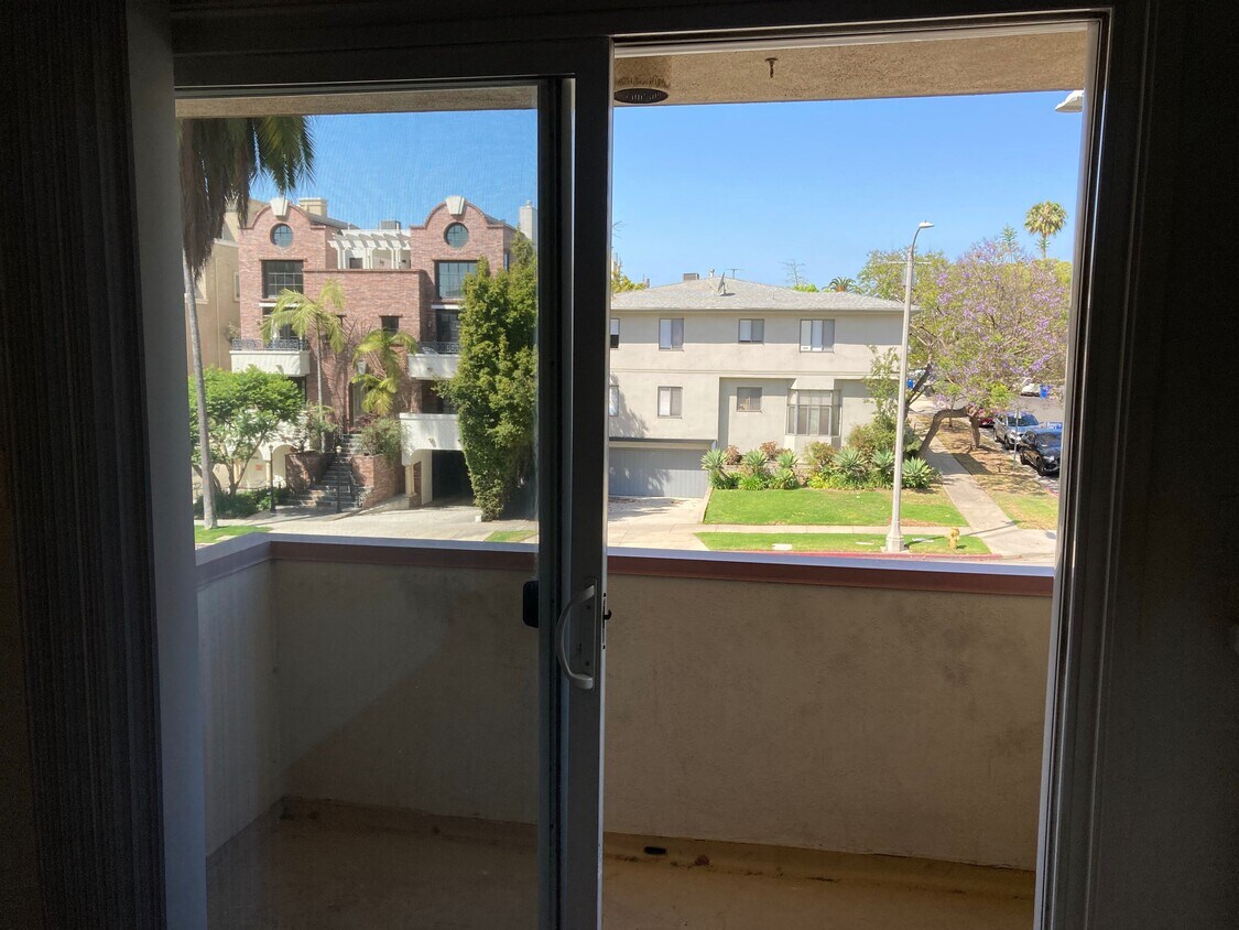 2332 S Beverly Glen Blvd Unit 4, Los Angeles, CA 90064 Apartments in