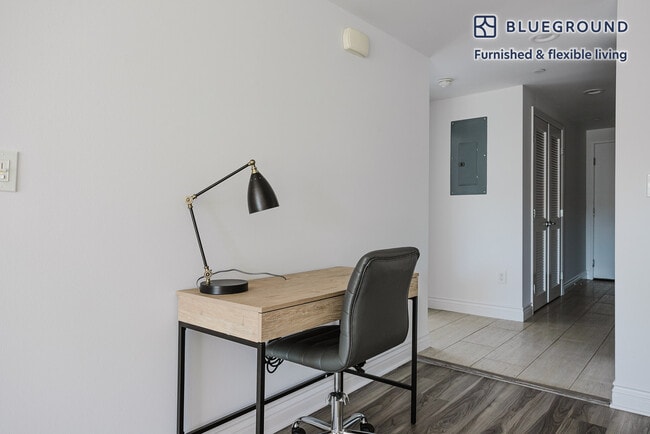 Building Photo - 147 S Doheny Dr