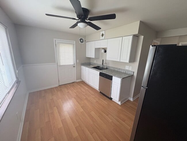 Building Photo - Amazing 4 Bedroom 1 Bathroom available in ...