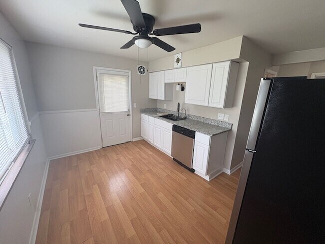 Foto del edificio - Amazing 4 Bedroom 1 Bathroom available in ...