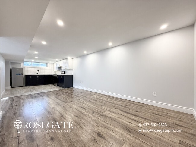 Photo du bâtiment - Pet-Friendly 2-Bedroom Basement Apartment with Parking & Free Rogers Wi-Fi