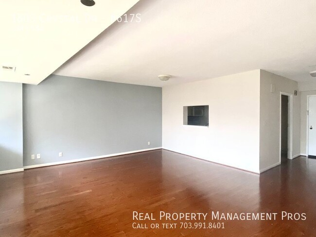 Building Photo - Spacious Crystal City Condo- Great Locatio...