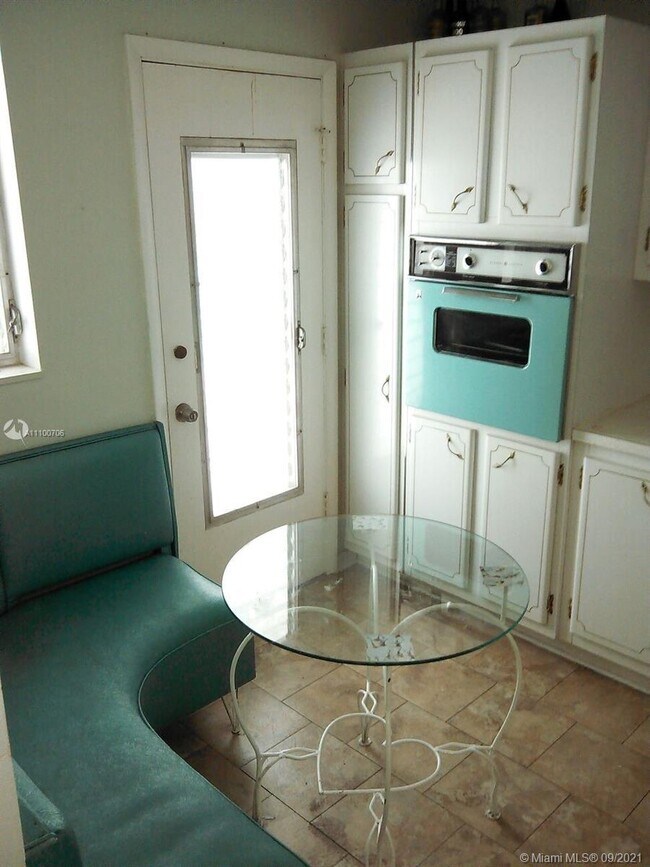 Building Photo - 1662 Lincoln Ct