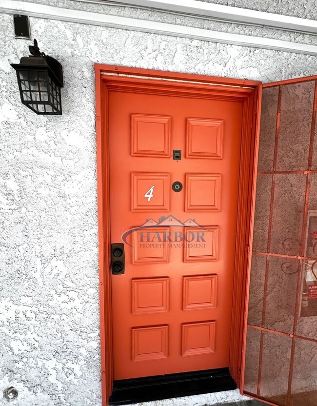 Building Photo - Charming 2-Bed 2-Bath with Private Deck & ...