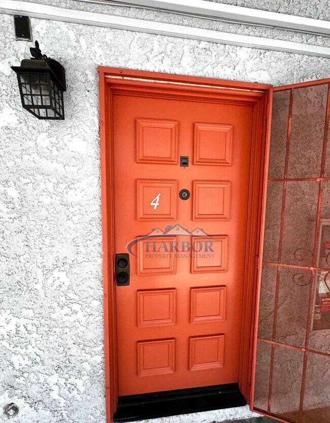 Foto del edificio - Charming 2-Bed 2-Bath with Private Deck & ...